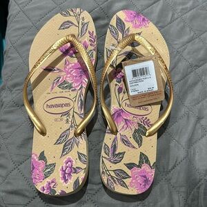 New with tags Golden Havaianas size 11/12
